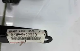 Петля капота левая для Toyota Corolla 2009 года на фотографиях