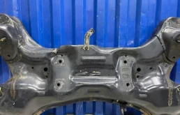 Подрамник двигателя для Hyundai Solaris 2011 года на фотографиях