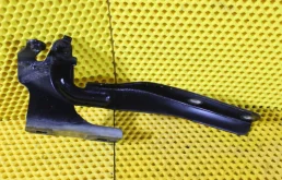 Петля капота левая для Nissan Tiida на фотографиях