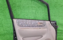 Дверь передняя левая для Toyota Corolla 2000 года на фотографиях