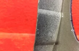 Петля капота левая для Nissan Note 2012 года на фотографиях