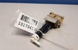 Форсунка фароомывателя левая для Mazda CX 5 2011 года на фотографиях