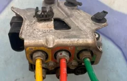 Блок клапанов пневмоподвески для Audi Q7 2008 года на фотографиях