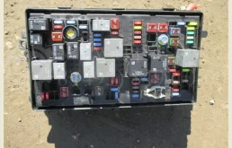 Блок предохранителей под капотом в сборе для Chevrolet Cruze 1 J300 Хэтчбек 2009-2015