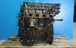 Двигатель без навесного для Nissan X-Trail 2006 года на фотографиях