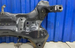 Подрамник двигателя для Hyundai Solaris 2011 года на фотографиях