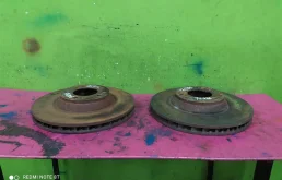 Диски тормозные передние (комплект) для Audi Q7 2009 года на фотографиях