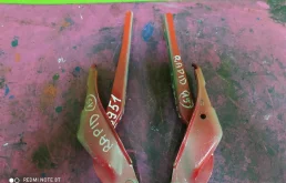 Петля капота левая для Skoda Rapid 2013 года на фотографиях