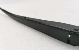 Поводок лобового стеклоочистителя левый для Hyundai Solaris 2021 года на фотографиях