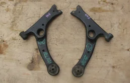 Рычаг передний левый нижний для Toyota Corolla 2007 года на фотографиях