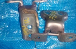 Петля двери передней левой верхняя для Toyota Corolla на фотографиях