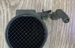 Датчик массового расхода воздуха для Opel Zafira 2004 года на фотографиях