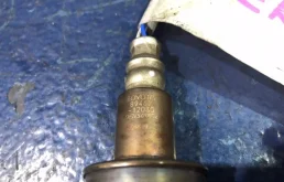 Лямбда-зонд (верхний) для Toyota RAV4 на фотографиях