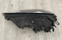 Фара ксенон левая для Volkswagen Touareg 2011 года на фотографиях