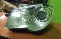 Фары для Volkswagen Touran 2008 года на фотографиях