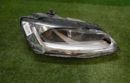 Фара правая для Volkswagen Jetta 2012 года на фотографиях