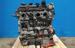 Двигатель без навесного для Nissan X-Trail 2006 года на фотографиях