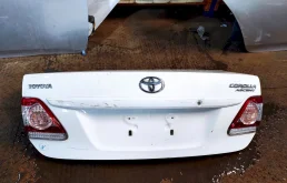 Крышка багажника для Toyota Corolla на фотографиях