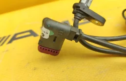 Датчик ABS передний правый для Mercedes-Benz E class на фотографиях