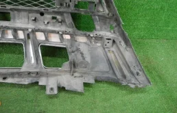 Кронштейн переднего бампера правый для Mercedes-Benz GL class 2015 года на фотографиях