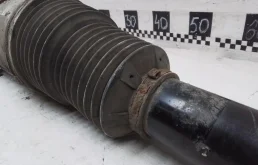 Пневмостойка передняя правая для Audi Q7 2018 года на фотографиях