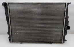 Радиатор охлаждения ДВС для BMW 3er 2007 года на фотографиях