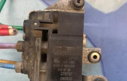 Блок клапанов пневмоподвески для Audi Q7 2008 года на фотографиях