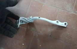 Петля капота правая для Audi Q7 2010 года на фотографиях