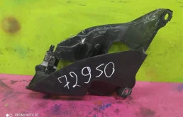 Кронштейн правой фары нижний для Audi Q7 2010 года на фотографиях