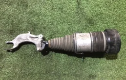 Амортизатор передний левый для Audi Q7 на фотографиях