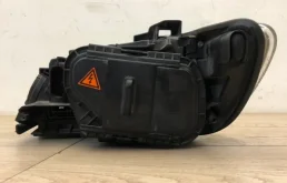 Фара правая для Audi Q7 2006 года на фотографиях