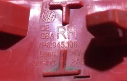 Отражатель (катафот) заднего бампера правый для Volkswagen Touareg 2011 года на фотографиях