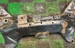 Подрамник двигателя для Nissan Almera Classic 2009 года на фотографиях