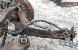 Рычаг продольный задний левый для Volvo XC70 2010 года на фотографиях