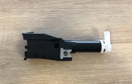 Форсунка фароомывателя левая для Mitsubishi Pajero 2013 года на фотографиях