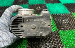 Дроссельная заслонка для Audi A4 2001 года на фотографиях