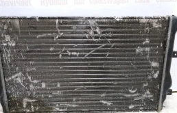 Радиатор охлаждения ДВС для Volkswagen Golf 2011 года на фотографиях
