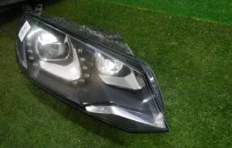 Фары для Volkswagen Touareg 2010 года на фотографиях