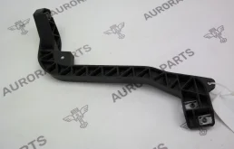 Кронштейн переднего бампера правый для Mercedes-Benz GL class 2015 года на фотографиях