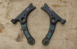 Рычаг передний левый нижний для Toyota Corolla 2007 года на фотографиях