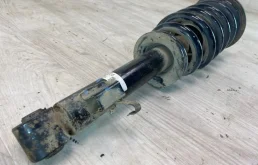 Амортизатор для Mitsubishi Pajero 1999 года на фотографиях