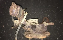 Кулак поворотный левый для Mitsubishi Pajero 2004 года на фотографиях