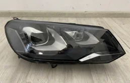 Фара ксенон левая для Volkswagen Touareg 2011 года на фотографиях