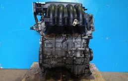 Двигатель без навесного для Nissan X-Trail 2006 года на фотографиях