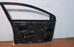 Стекла и зеркала для Toyota Corolla 2014 года на фотографиях