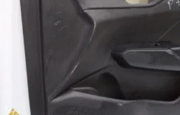 Уплотнитель передней правой двери для Hyundai Solaris 2018 года на фотографиях