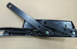 Поводок лобового стеклоочистителя правый для Audi Q7 2007 года на фотографиях