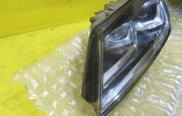 Фары для Volkswagen Touareg 2010 года на фотографиях