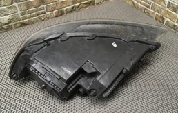 Фара правая для Audi Q7 2013 года на фотографиях