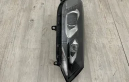 Фара ксенон левая для Volkswagen Touareg 2011 года на фотографиях